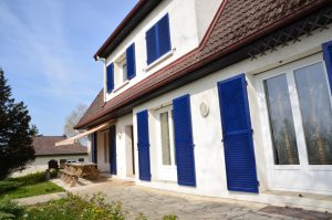 ITEP-Essert- Institut Saint-Nicolas façade d'une maison aux volets bleus