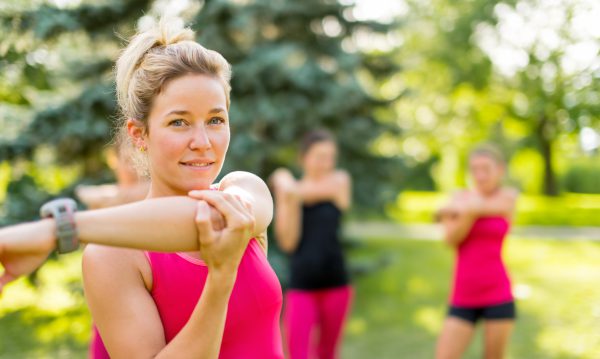 blond girl streching her arms Femmes lors du séance de sport